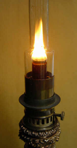 Changer la mèche d'une lampe à pétrole 